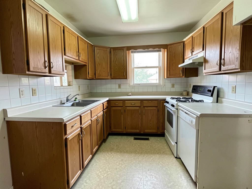 A dated 1990s kitchen with oak cabinets and white tile before AI Designer.